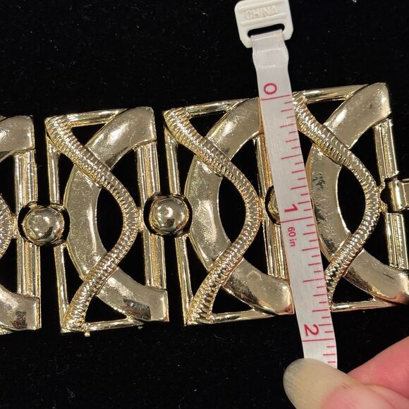 Vintage Gold Tone Panel Bracelet Fold Over Clasp - Picture 3 of 4